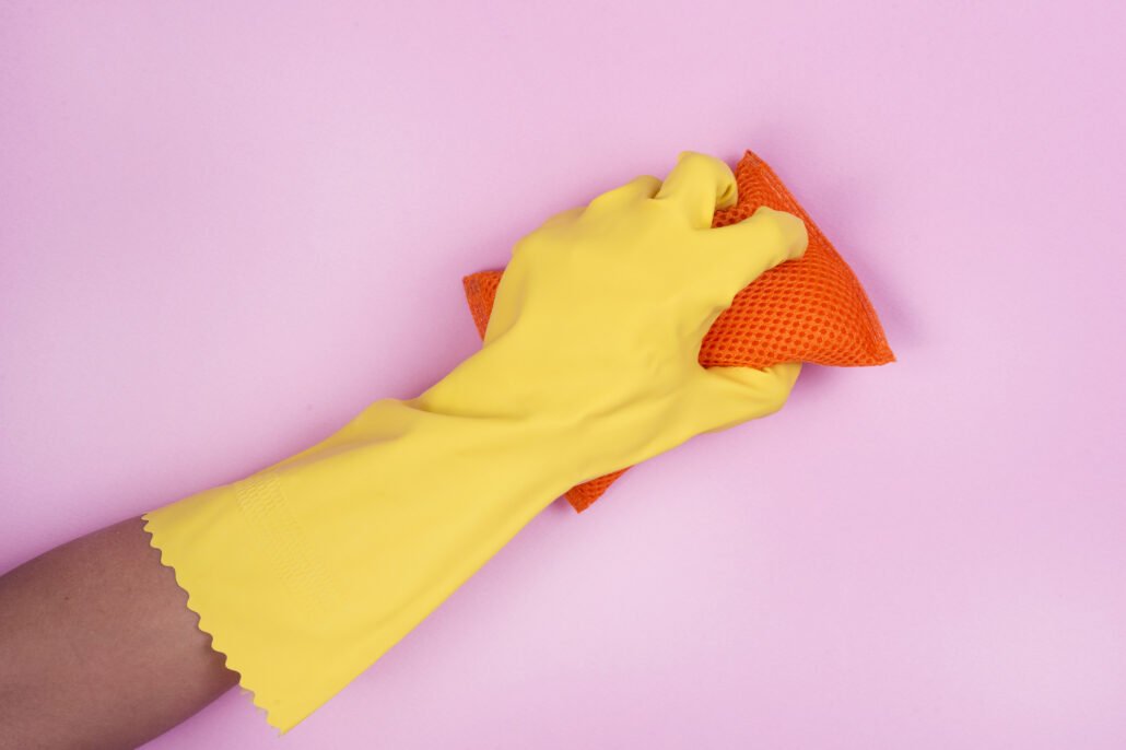 cleaning-with-dishwashing-gloves-and-dish-sponge