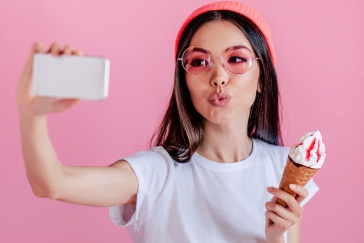 Female-Food-PR-influencer-capturing-content-of-eating-an-ice-cream