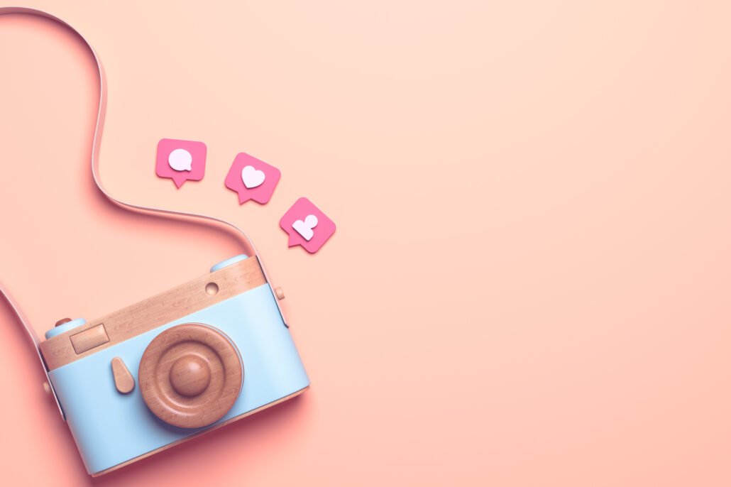 Vintage-wooden-photo-camera-with-Pin heart-friends-comment-post-icons
