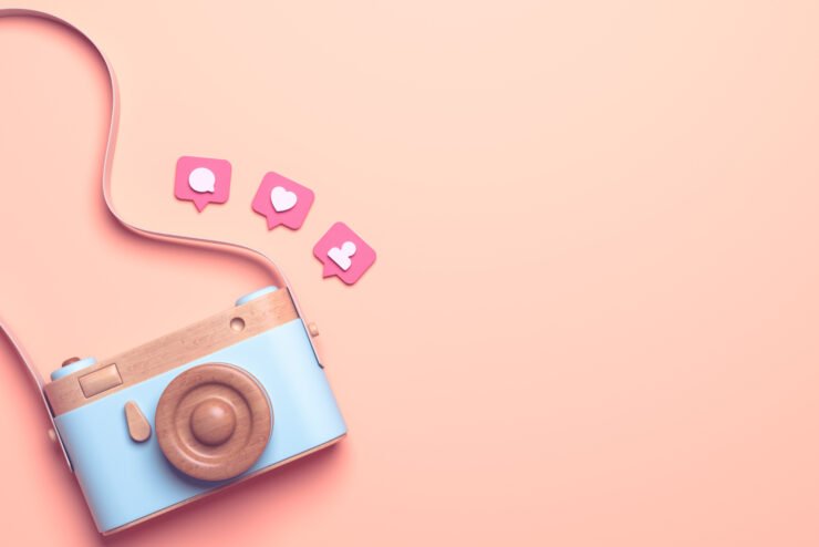 Vintage-wooden-photo-camera-with-Pin heart-friends-comment-post-icons