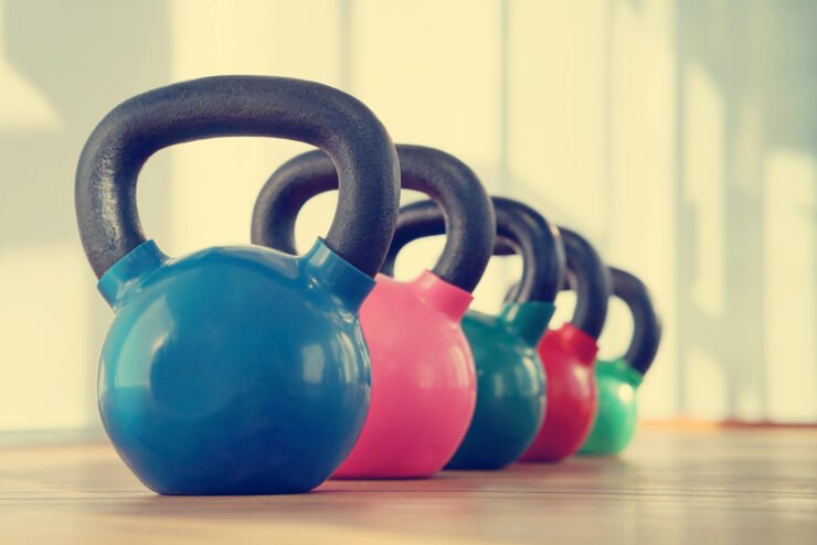 Colourful-kettlebells-in-a-row-in-a-gym
