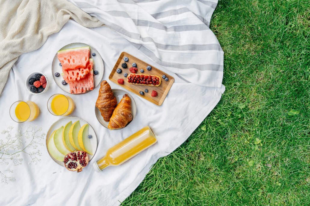 food-and-drink-pr-shot-of-picnic-food-on-lawn