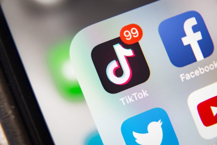 TikTok-and-Facebook-application-on-phone-screen