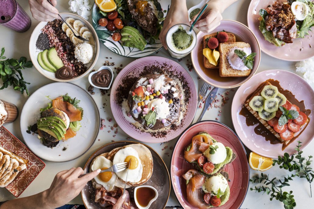 Food-being-shared-across-a-table