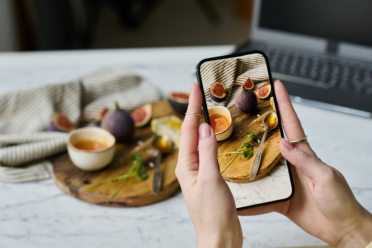Close-up-of-woman-taking-beautiful-pictures-of-seasonal-foods-on-her-smartphone