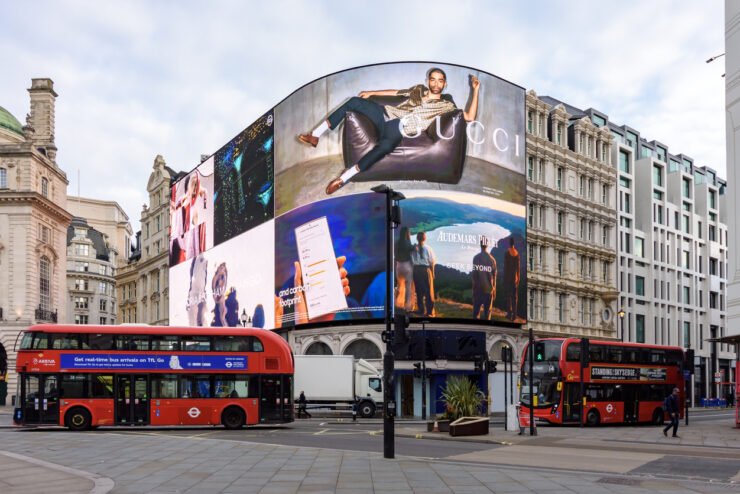 Double-decker-buses-and-marketing-campaigns-on-advertising-screens-in-Piccadilly-circus-London