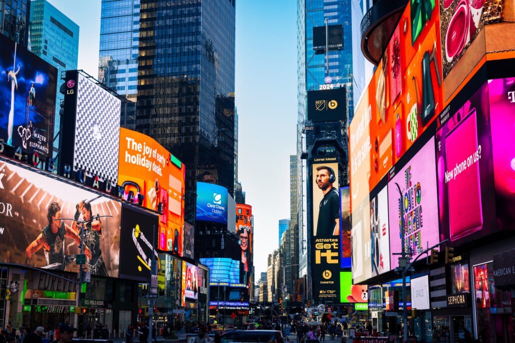 Night-view-of-Times-Square-with-several-illuminated-consumer-marketing-campaign-billboards.