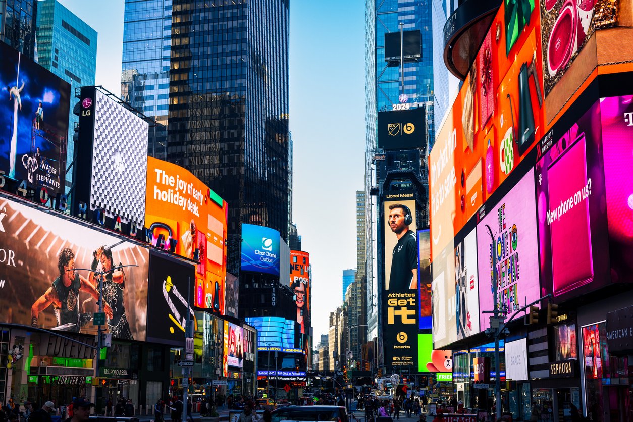 Night-view-of-Times-Square-with-several-illuminated-consumer-marketing-campaign-billboards.