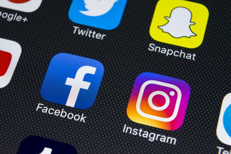 Phone-screen-with-social-media-apps-focusing-on-Meta-Instagram-and-Facebook